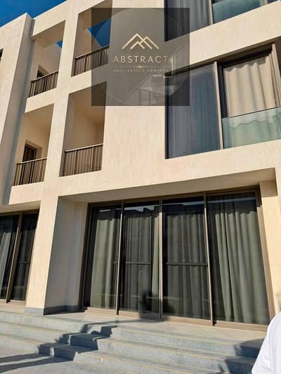 توين هاوس على البحر استلام فورى بالمقدم فقط متشطب بالكامل على الطراز الأوروبي  بجوار مطار العالمين وبالقرب من جميع الخدمات والمولات العالميه