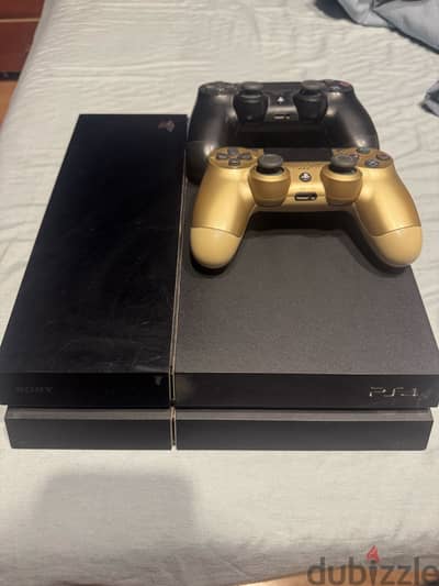 PlayStation 4 fat with 2 controllers