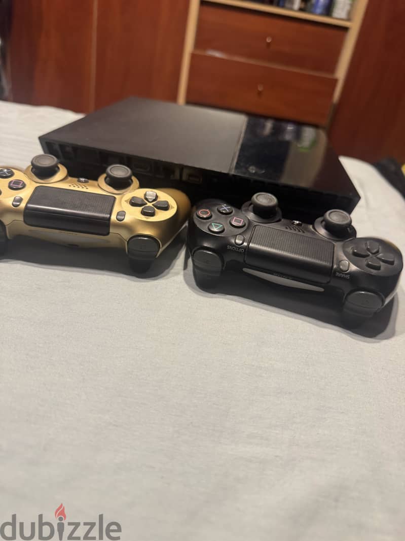 PlayStation 4 fat with 2 controllers 1