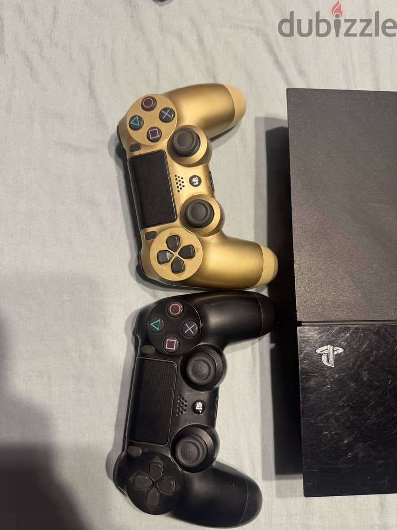 PlayStation 4 fat with 2 controllers 3