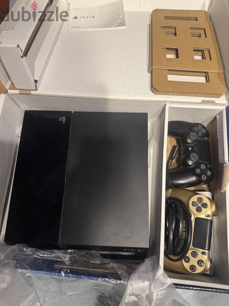 PlayStation 4 fat with 2 controllers 4