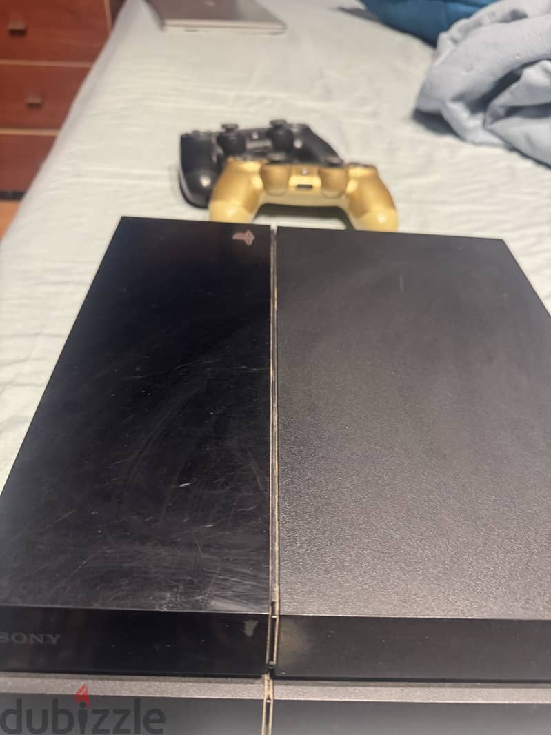 PlayStation 4 fat with 2 controllers 5