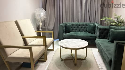 انتريه قطيفة مودرن خشب + ترابيزات حديد ذهبي بحالة ممتا انتريه قطيفة مودرن خشب + ترابيزات حديد ذهبي بحالة ممتا