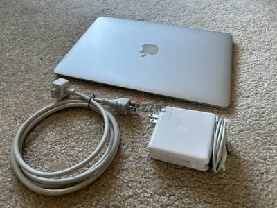 بنصف سعره حالتة زيرو Apple Macbook Air يعمل بصورة ممتازة