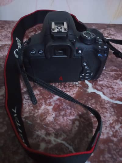 :كاميرا Canon EOS 700D بحالة ممتازة.