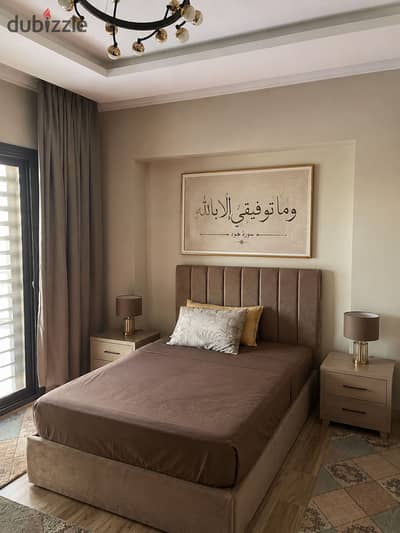 شقة بإحساس الفيلا مساحه 300م فى اجمل مراحل B8  ٤غرف نوم (منها غرفة ماستر بحمام داخلي ودريسنج). 4 حمامات (حمام للضيوف، حمام رئيسي، حمام الماستر،