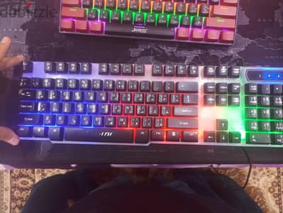 كيبورد للبيع شغال كل الازرار و أضاء RGB