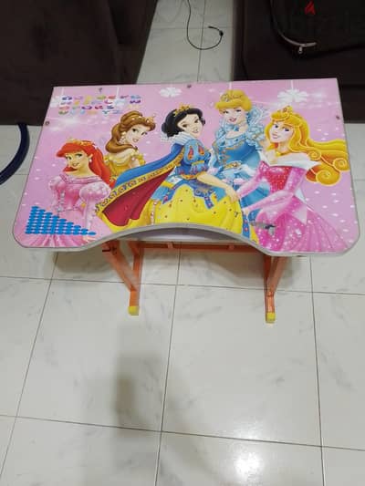 مكتب للاطفال حالة ممتازة