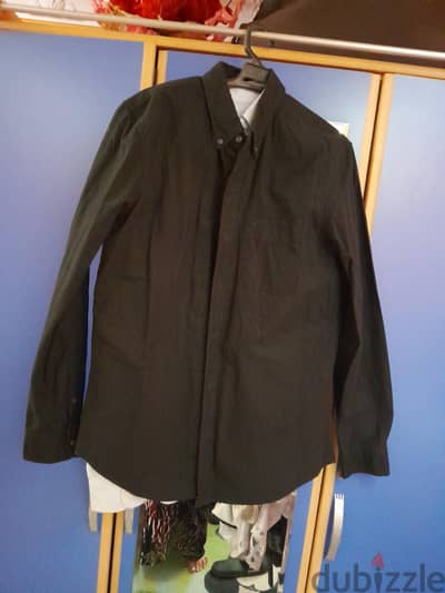 عدد ٢ قميص اللون اسود ولبنى مقاس L slim fit ماركت أمريكان ايجل