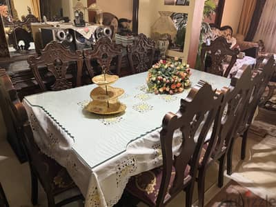 للبيع سفرة ٨كراسي بالبوفيه