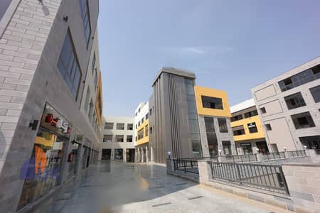 محل تجارى للبيع استلام فورى متأجر من المالك مباشرة بجوار المدرسة اليابانية فى قلب مدينه الشروق Al Shorouk City