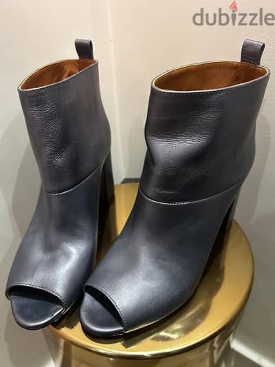 boots بوت جلد إيطالي فاخر – كعب مفتوح من الأمام