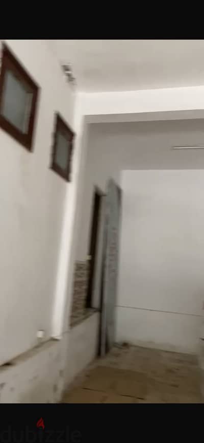 محل للإيجار في شوتس تشطيب لوكس به  حمام  مساحة المحل  65 متر