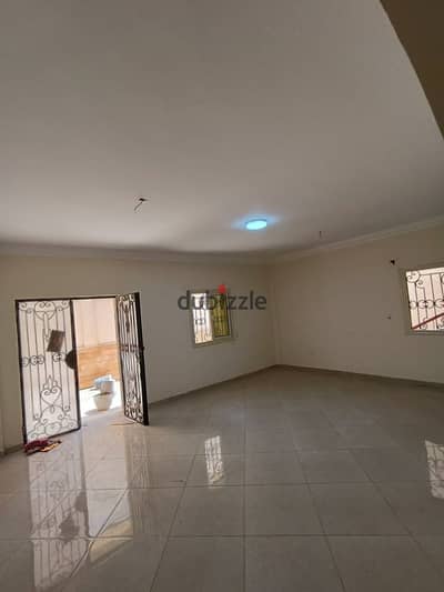 شقه بزمنت بحديقه بمدخل خاص في الحي الثالث بالقرب من الاوسط