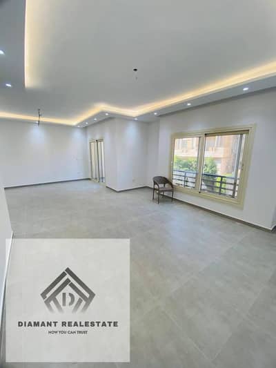 شقه 3غرف مبنيه استلام فوري جاهزه علي السكن بمقدم 600الف فقط بجوار الجامعه البريطانيه بالتقسيط علي 10سنين