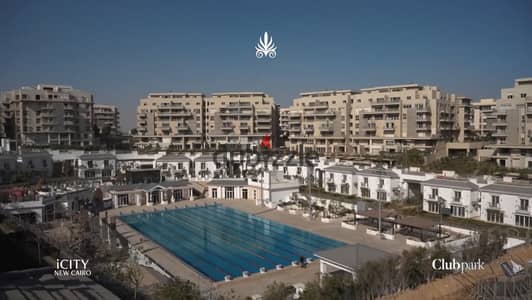 بأقل سعر في mountain view icity شقه بموقع متميز جدا وفيو مباشر علي النادي بجوار كمبوند  Hyde Park New Cairo