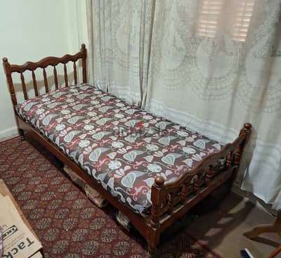 سرير خشب بالمرتبة