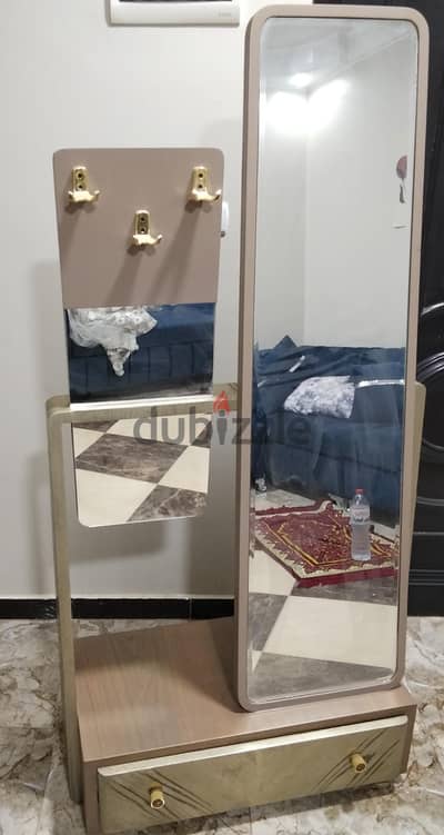 مرآه وجزامة وشماعات خشب متين بحالة الجديده استعمال شهرين