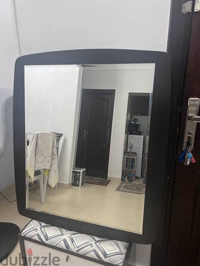 مرايا بإطار خشب بني غامق
