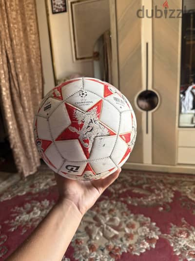 كوره دوري ابطال اوروبا ابيض ف احمر استعمال خفيف  للبيع او البدل