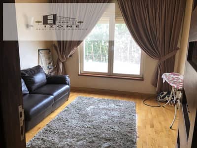 تاون هاوس مفروش بالكامل للبيع في لا تيرا La Terra AUC Avenue New Cairo 285 متر مباني و300 متر أرض مقابل الجامعة الأمريكية