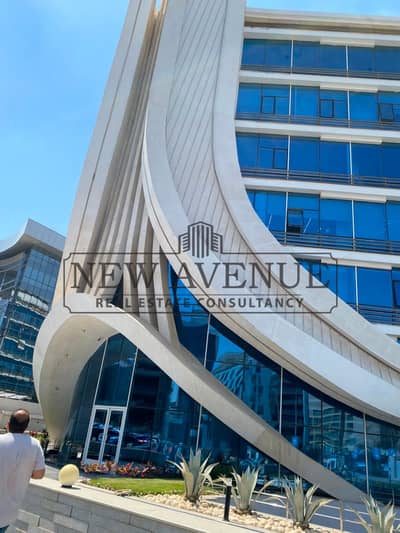 مكتب بمساحة ٥١ متر مربع متشطب بالتكييفات للايجار على شارع  التسعين الشمالي القطاع الاول التجمع الخامس