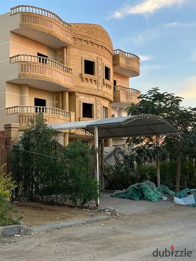 Full roof in the distinctive neighborhood of villas view amazing