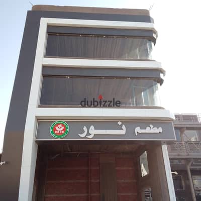 سوبر ماركت 85 متر ومساحه خارجيه 45 متر متشطب واجهه على الشارع الرئيسي والممشي السياحي و القطار السريع حدائق اكتوبر