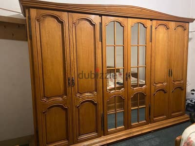 غرفة نوم عبارة عن دولاب و سرير و تسريحة و عدد ٢ كومود . . خشب ارو حالة