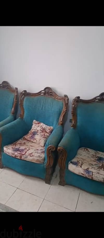 صالون خشب زان استعمال خفيف مكون من كنبة كبيرة واربع كراسي  وشلت متحركة