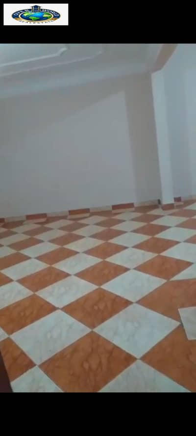 For rent: empty Sarayat El Maadi apartment, new law, super lux finishing, includes kitchen. Consists of two bedrooms, a two-piece reception, bathroom, and kitchen with natural gas, ready for living, seventh floor, stairs.