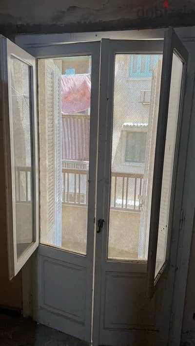 بلكونة شيش و زجاج و سلك عرض 120سم طول 220سم حالة ممتازة