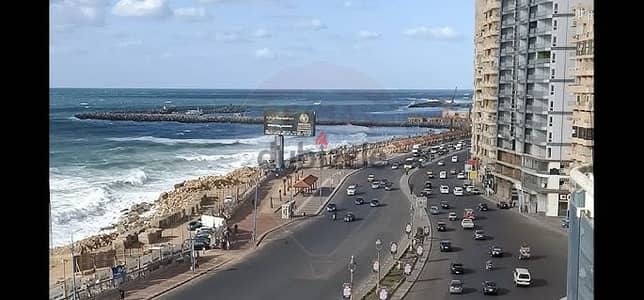 للبيع شقة بموقع مميز جداااا واجهة علي البحر