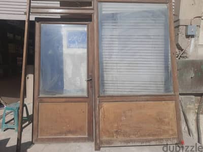 باب محل خشب وزجاج طول 245في عرض ٢٤٠