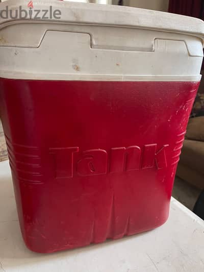 Tank ice box 23 liter خدوش سطحية و لون باهت لكن اداءه ممتاز