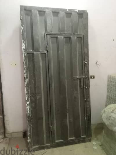 للبيع بوابه حديد ضلفتين منهم ضلفه جوه ضلفه المقاس 2.5*2.5