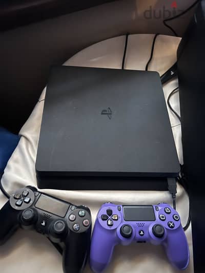 Play station 4 slim 1 tb like new