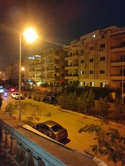 شقة للبيع الشيخ زايد الحي 16 مجاوره تانيه  المساحه 180متر  الدور الاول علوي  واجهة جميع الغرف  3غرف  2حمام  متشطبه تلات تربع تشطيب  بجور جميع الخدمات