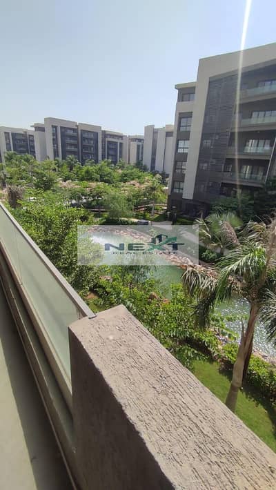 An excellent opportunity in Privado: a 133 sqm apartment with a direct lake view. It features a prime location, original booking status, and "first-oc