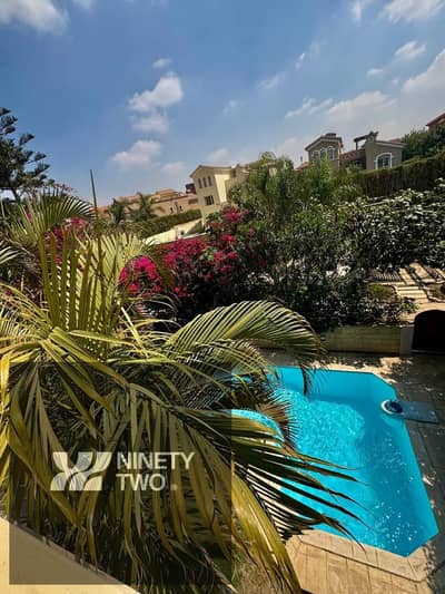 فيلا مودرن بحمام سباحة للإيجار في قطامية هيلز | 620م | مفروشة بالكامل | 5 غرف نوم