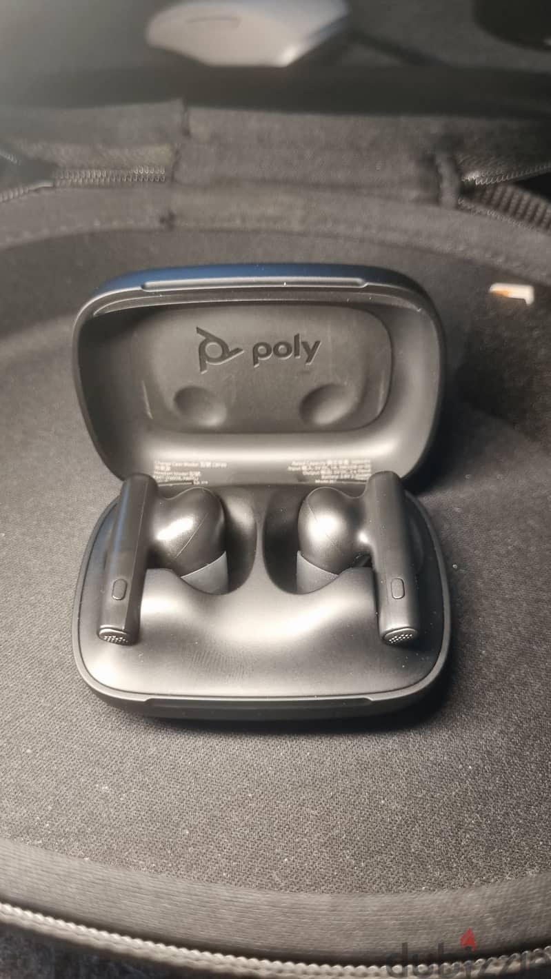Earbuds poly voyager 60 UC 3