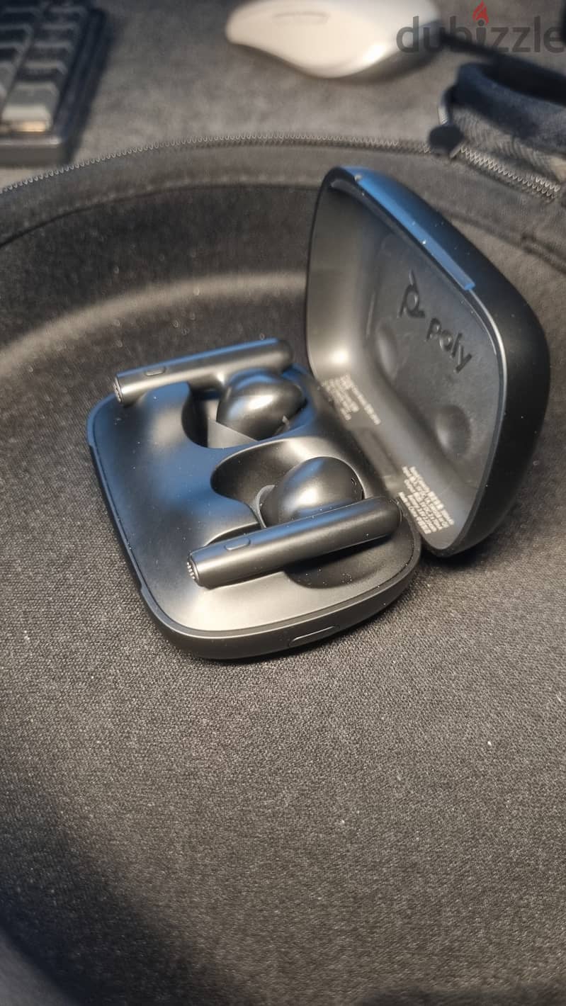 Earbuds poly voyager 60 UC 4