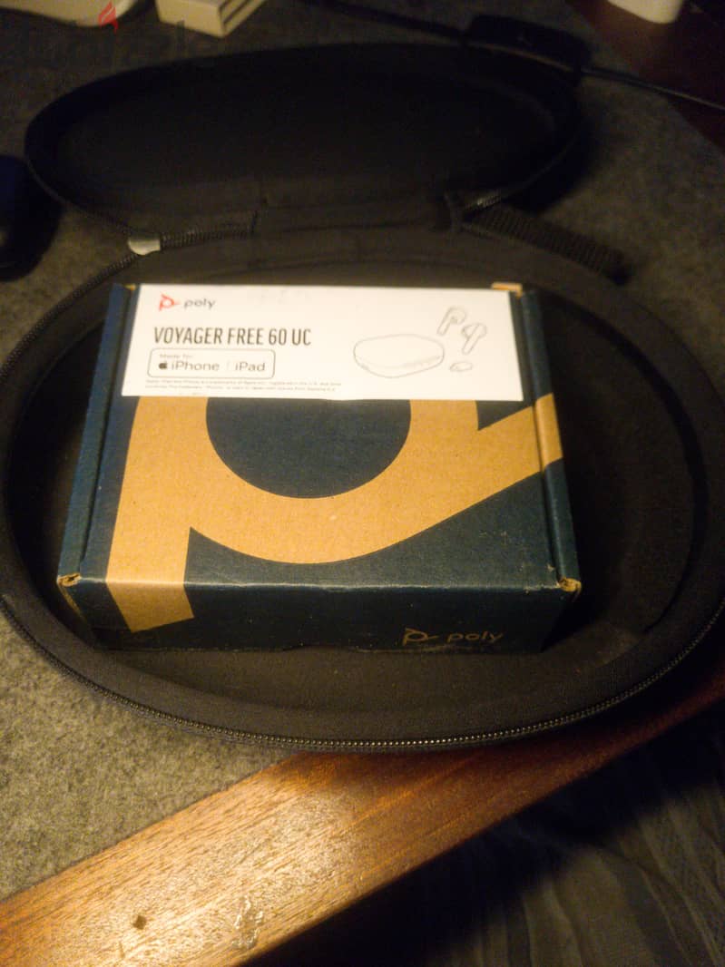 Earbuds poly voyager 60 UC 14