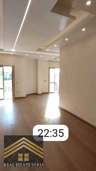 للايجار الشروق الحي الثالث شرق المجاوره الثانيه للايجار.  لعشاق الفخامه فقط الترا سوبر vip تشطيب شركه من دبي  دور ثاني فيلا  ٣غرف ٢ حمام ٣ قطع رسيبشن  ١٧٠ متر فيو مفتوح. ميادين. وشوارع غير مجروحه باركيه. كامل للشقه ألماني من دبي مطبخ. كامل. راكب. حمامات و