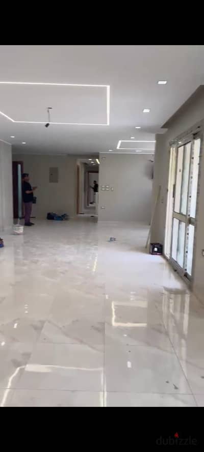 للإيجار | شقة مميزة 225م² – كمبوند حياة أبراج الشرطة  حي السفارات – مدينة نصر  داخل كمبوند حياة أبراج الشرطة، بموقع مميز على الشارع الرئيسي، مناسبة للسكن.