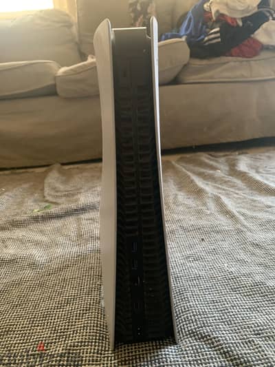 Used one year comes with two controllers  and it gta5 Fortnite fc25