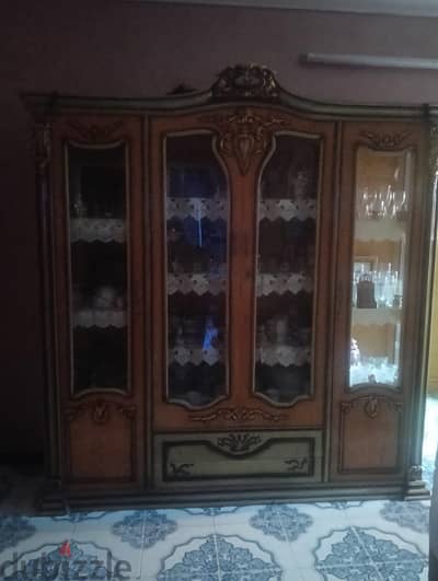 نيش حاله يعتبر جديده مفهوش اي حاجه او كسر ف الخشب