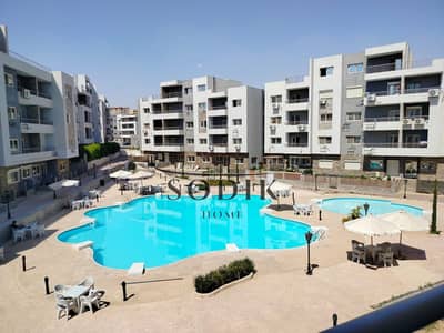 Apartment in a distinguished compound in the Fifth District, excellent size, pool view, complete security, sale includes furniture and air conditionin