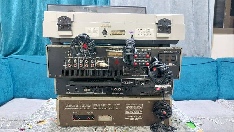 Akai AM-U330 7