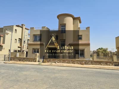 فيلا فاخرة مع مسبح للبيع في بالم هيلز القطامية PK1 | 1,200 م² أرض | بنتهاوس وتراس